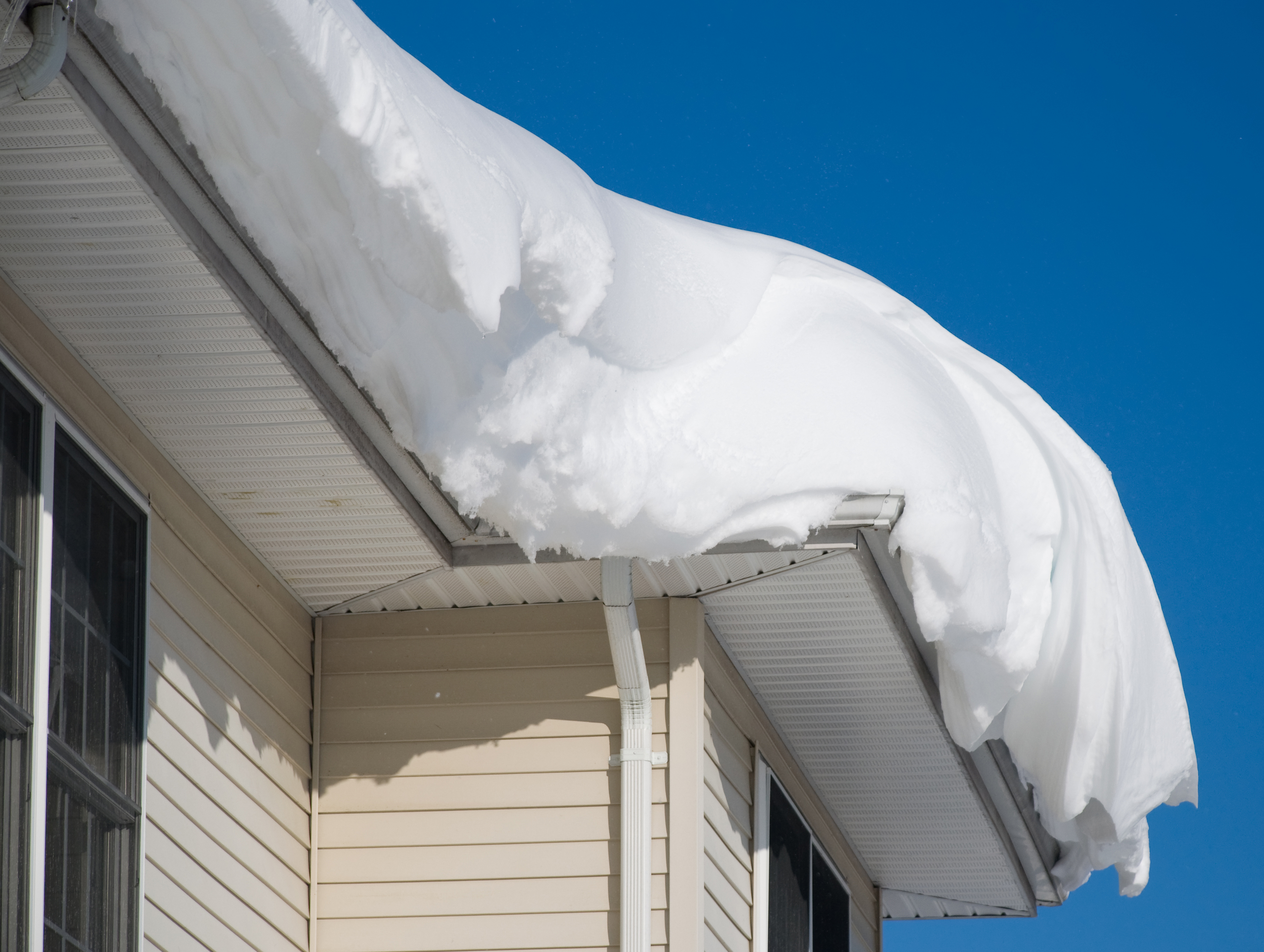 Как падает снег с крыши